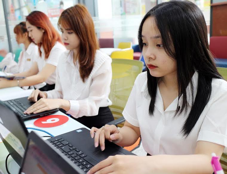 ប្រកាសពិន្ទុជាន់៖ ១ សាលាពិចារណាពិន្ទុប្រតិចារិកខ្ពស់បំផុត ២៧ ពិន្ទុ / ៤ មុខវិជ្ជា - រូបថត ១. Công bố điểm sàn: 1 trường xét học bạ cao nhất 27 điểm/4 môn - Ảnh 1.