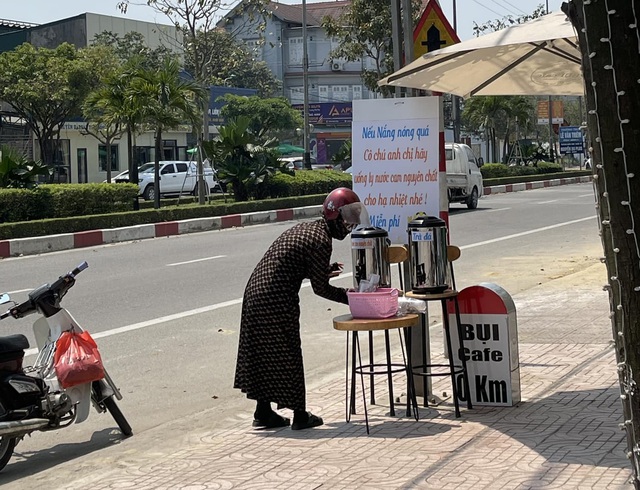 Nắng nóng, quán cà phê mời người qua đường ghé 'hái trái dừa' uống miễn phí - Ảnh 4.