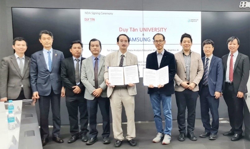 Universitas Duy Tan bekerja sama dengan Samsung untuk memimpin pengembangan teknologi - Foto 3. photo-1684763488213