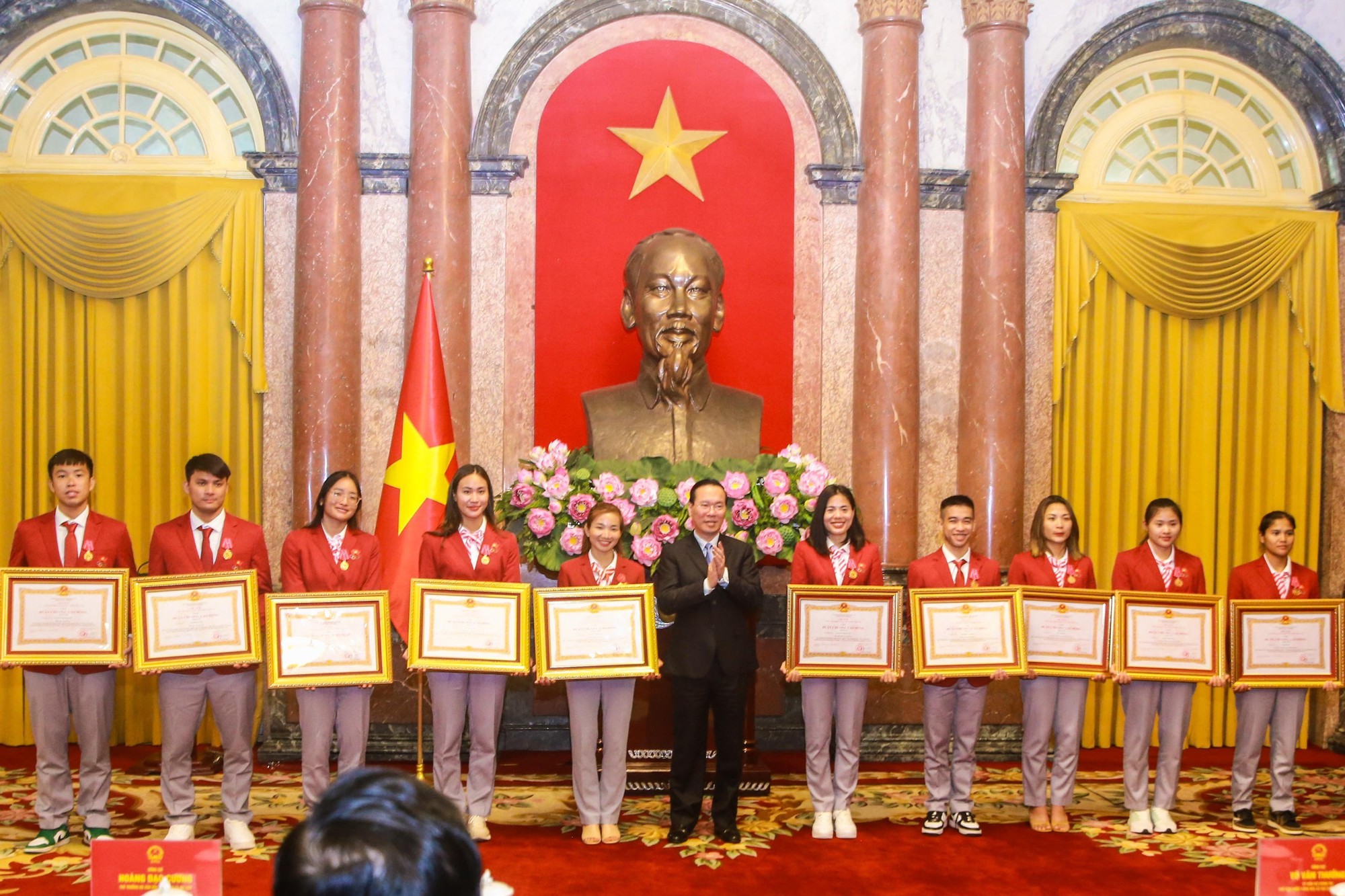Chủ tịch nước Võ Văn Thưởng: 'Câu chuyện về Nguyễn Thị Oanh khiến tôi xúc động, tự hào' - Ảnh 17.