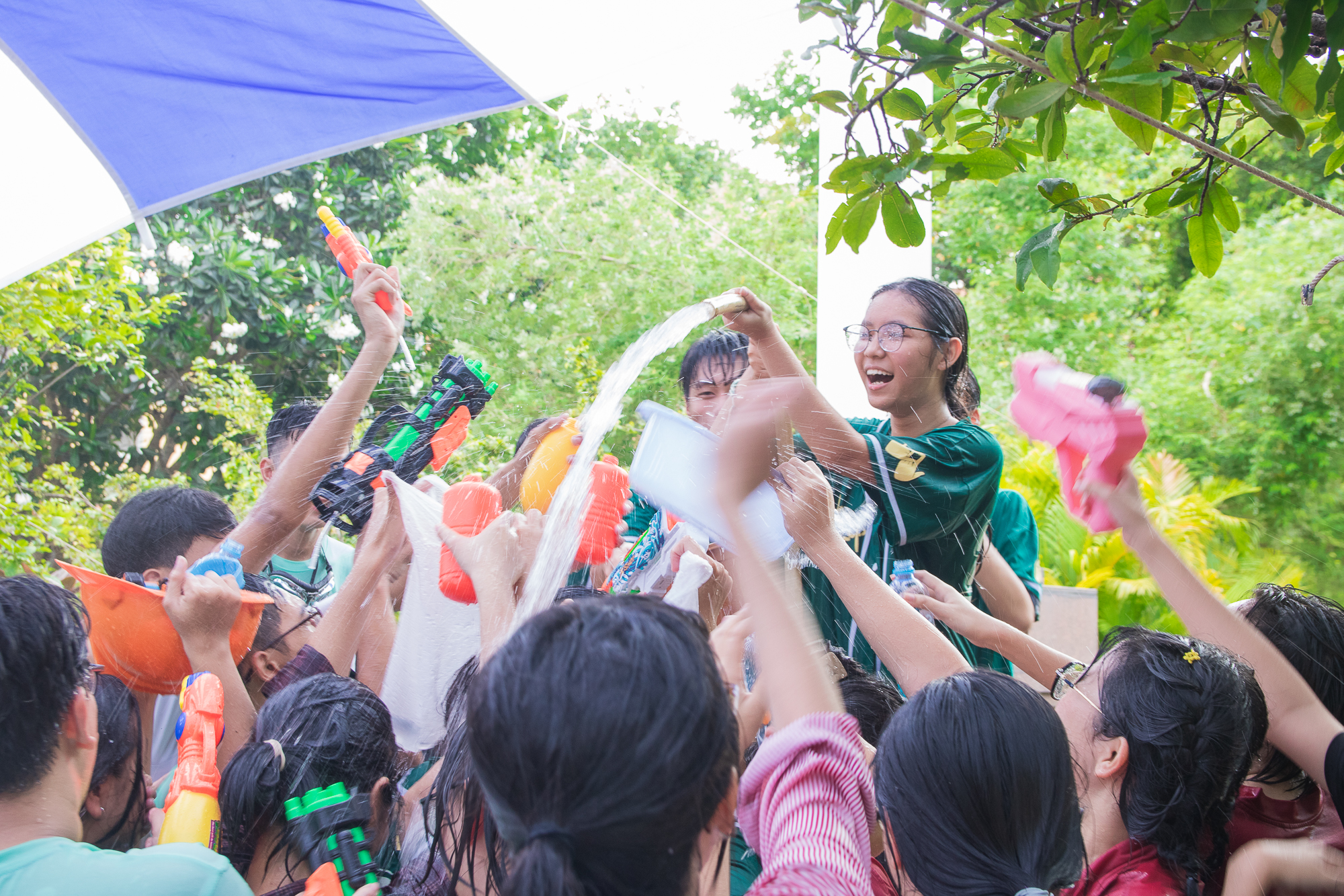 Học sinh Trường THPT Nguyễn Thị Minh Khai 'quẩy hết nấc' trong ngày chia tay - Ảnh 2.