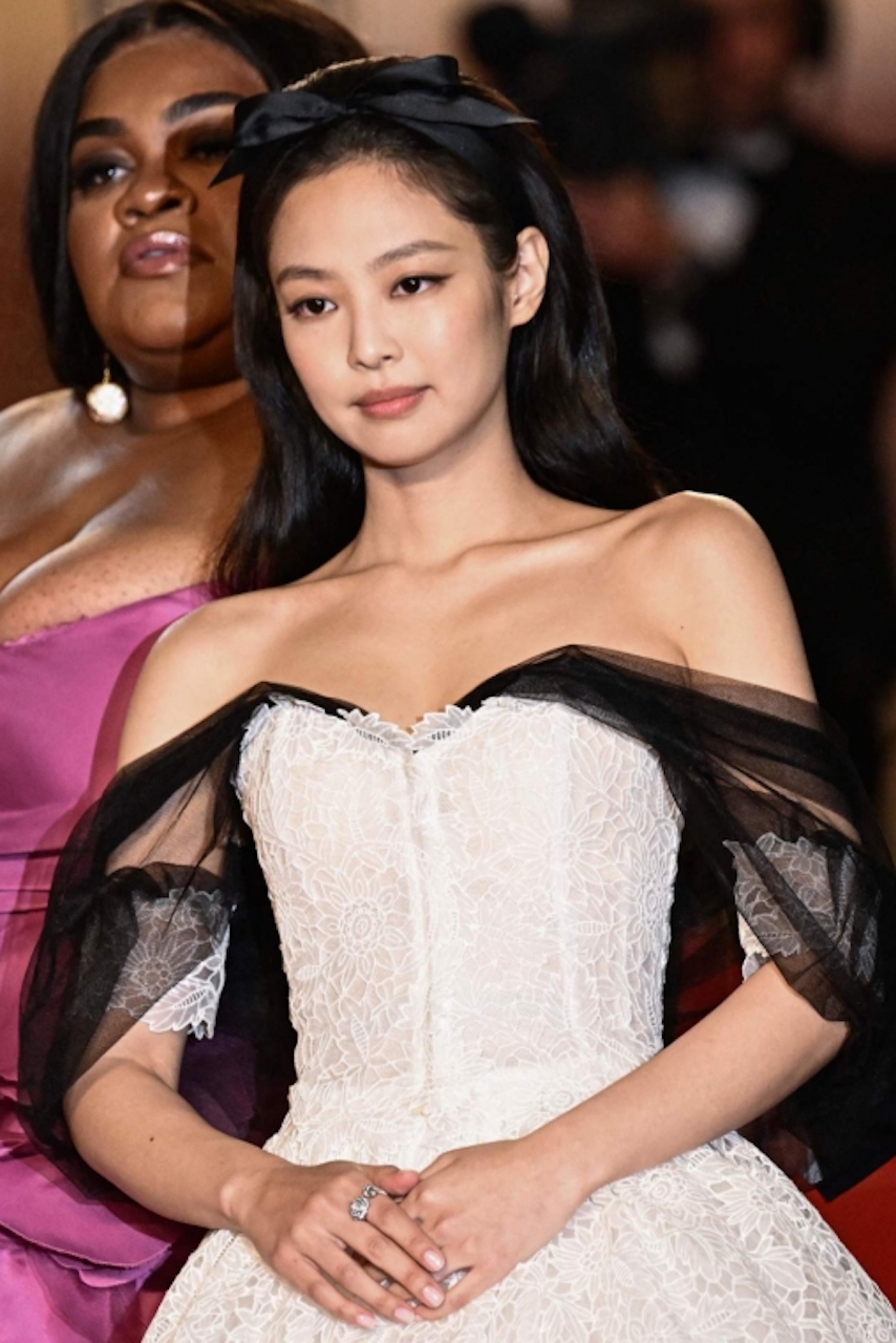 Jennie (BlackPink) hóa công chúa, đọ sắc với con gái Johnny Depp trên thảm đỏ Cannes - Ảnh 3.