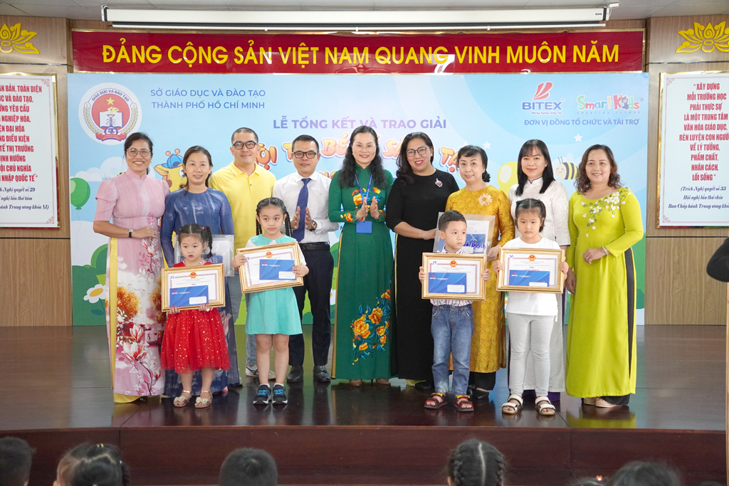 Xem giành giật giành giải thưởng của con trẻ mần nin thiếu nhi TP.Sài Gòn - Hình ảnh 1.