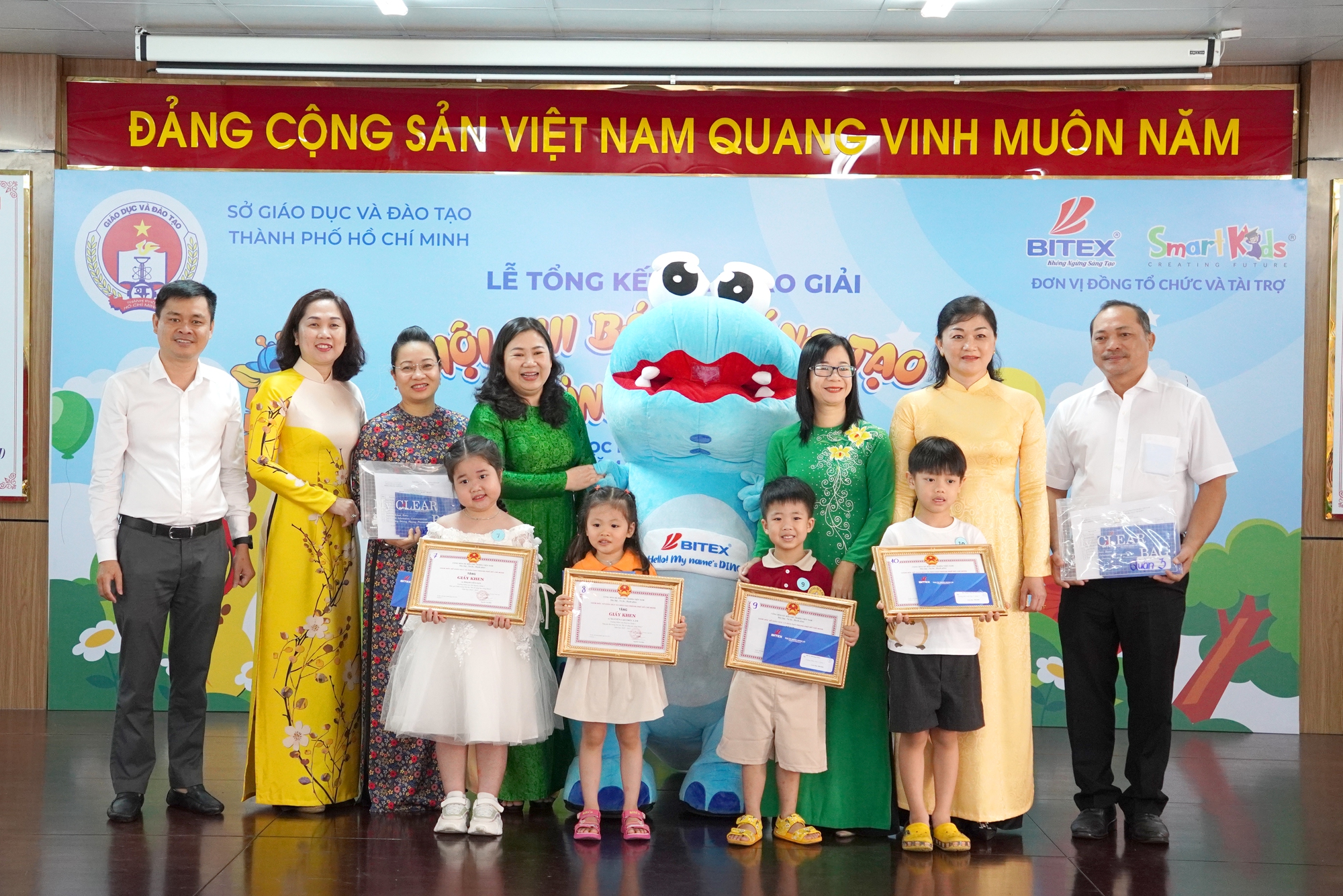 Xem giành giật giành giải thưởng của trẻ em mần nin thiếu nhi TP.Hồ Chí Minh - Hình ảnh 3.