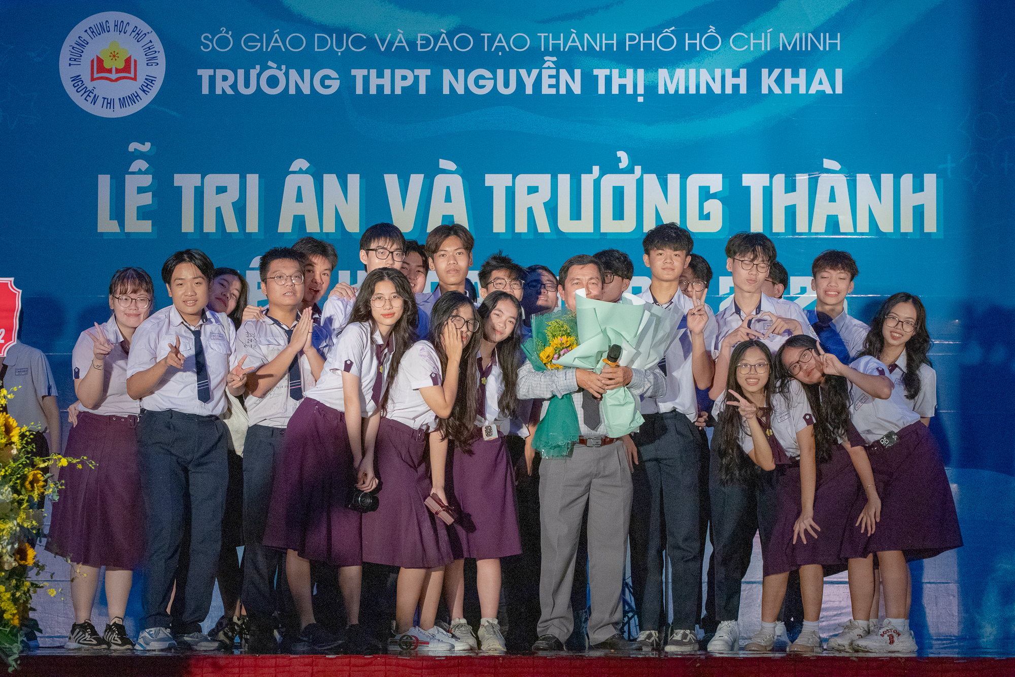 Học sinh Trường THPT Nguyễn Thị Minh Khai 'quẩy hết nấc' trong ngày chia tay - Ảnh 8.