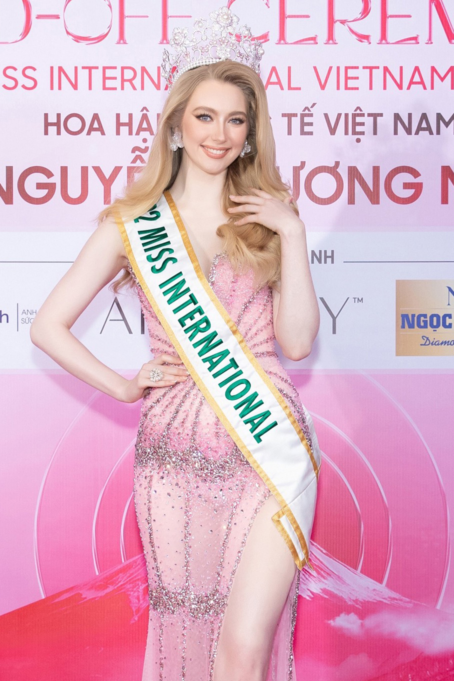 Á hậu Thảo Nhi Lê đọ sắc với Hoa hậu Quốc tế 2022 - Ảnh 3.