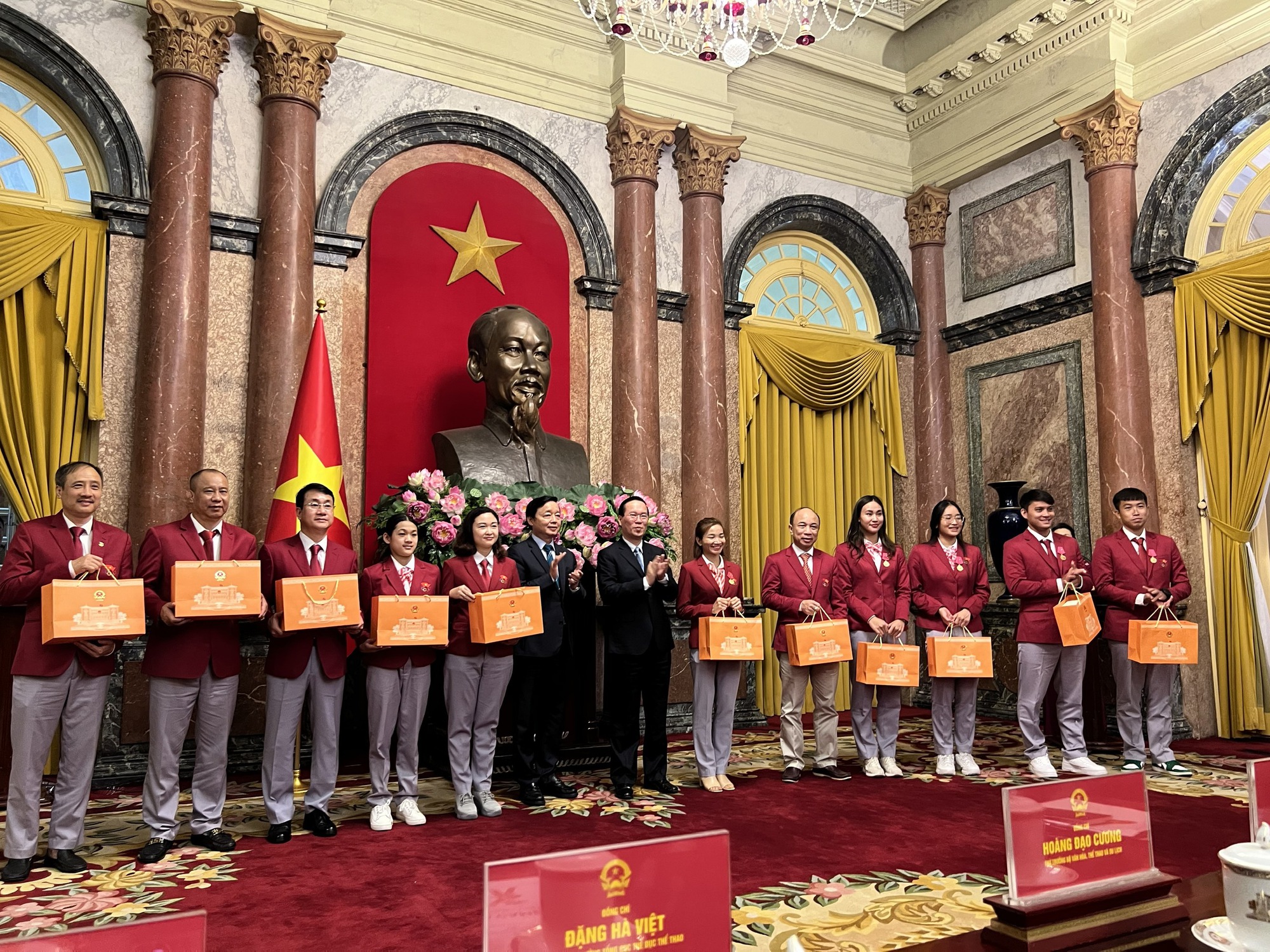 Chủ tịch nước Võ Văn Thưởng: 'Câu chuyện về Nguyễn Thị Oanh khiến tôi xúc động, tự hào' - Ảnh 7.