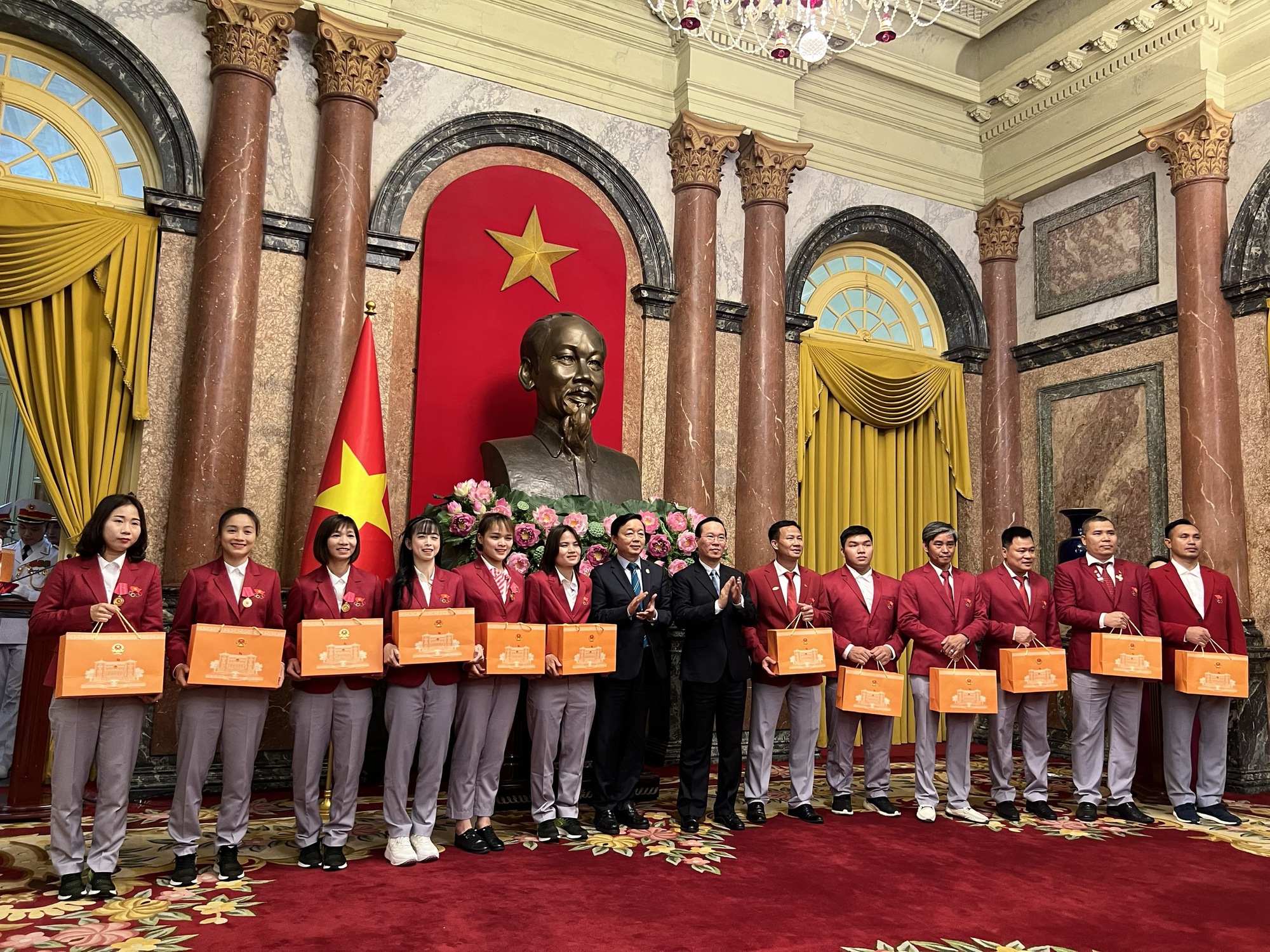 Chủ tịch nước Võ Văn Thưởng: 'Câu chuyện về Nguyễn Thị Oanh khiến tôi xúc động, tự hào' - Ảnh 8.