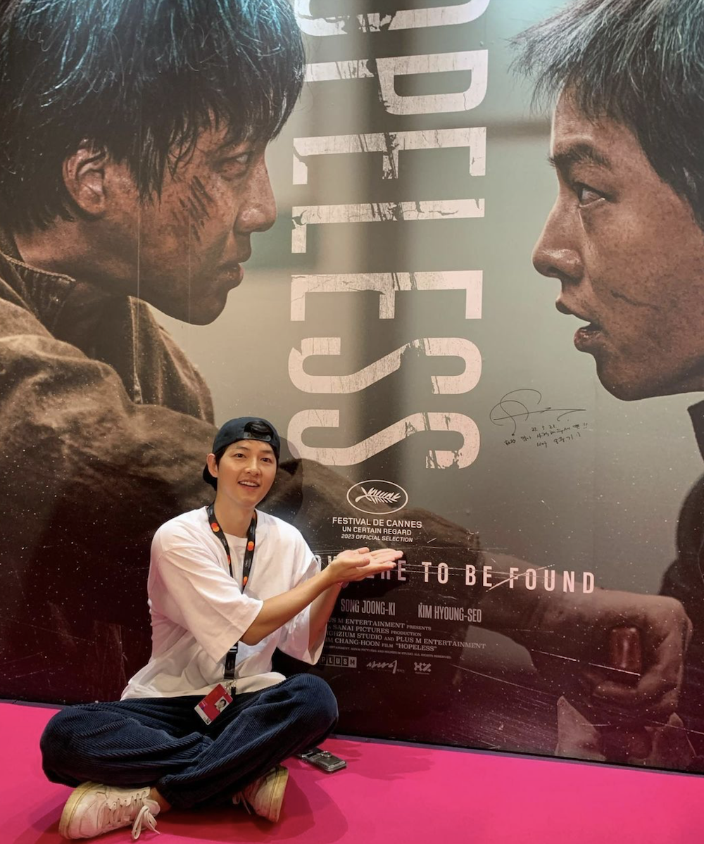 Những khoảnh khắc ‘hack tuổi’ của Song Joong Ki tại LHP Cannes 2023 - Ảnh 9.