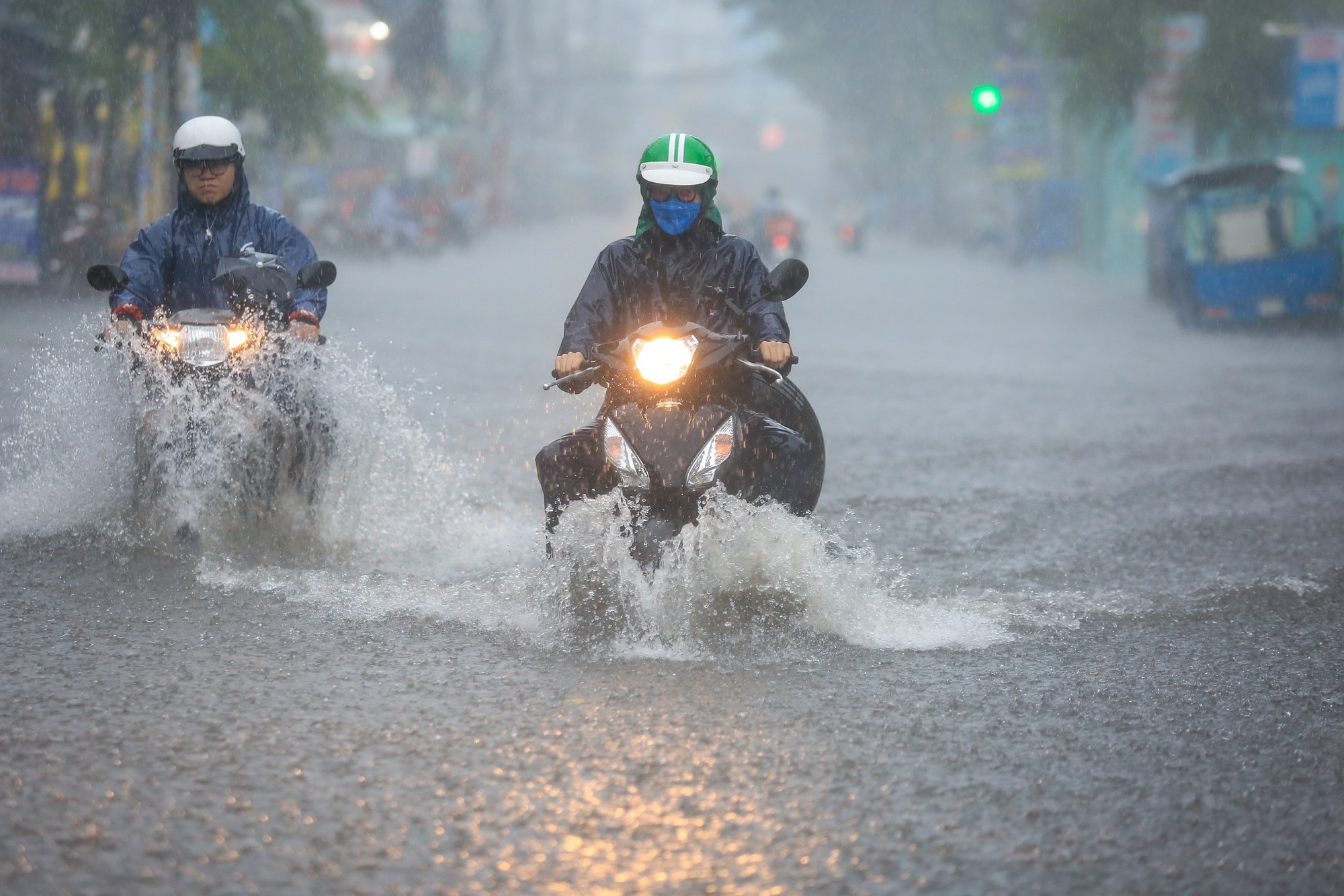 Làm sao để những ‘rốn ngập’ ở TP.HCM không mênh mông nước năm này qua năm khác? - Ảnh 7.