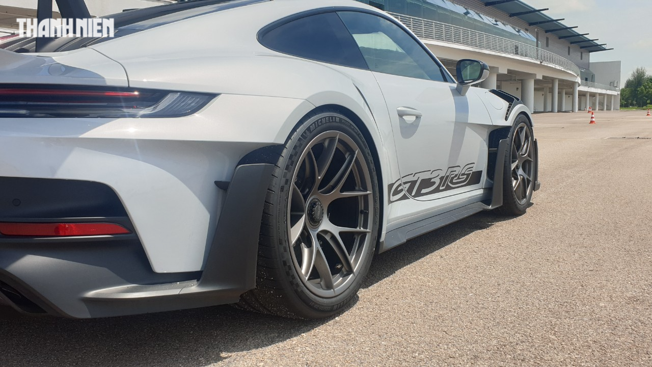'Ngắm tận mắt, sờ tận tay' xe sang thể thao Porsche 911 GT3 RS 2023 - Ảnh 9.