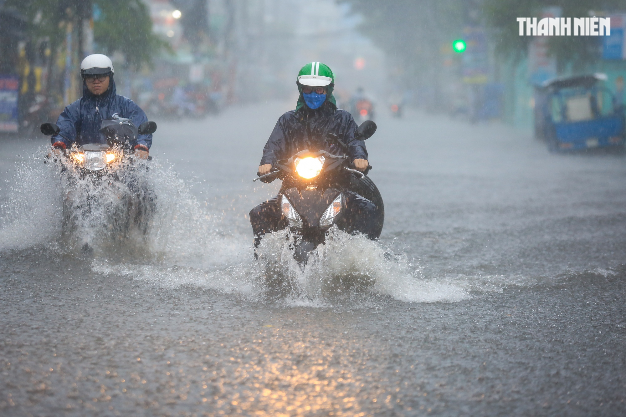 Nỗi ám ảnh ở TP.HCM khi vào mùa mưa: ‘Điệp khúc’ hễ mưa là ngập - Ảnh 1.