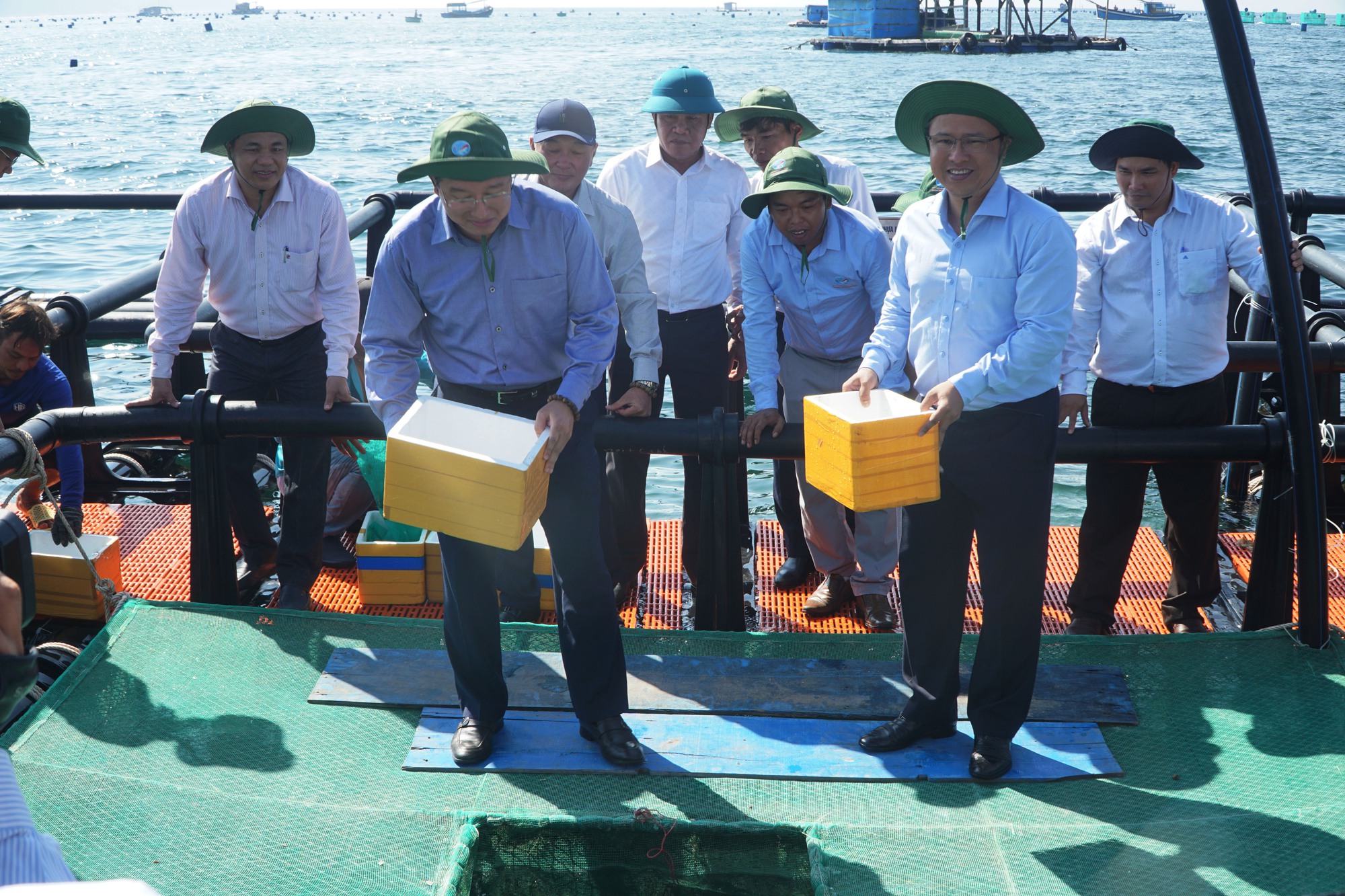 Lần đầu tiên Khánh Hòa thí điểm mô hình nuôi lồng HDPE tại khu vực biển hở - Ảnh 2.
