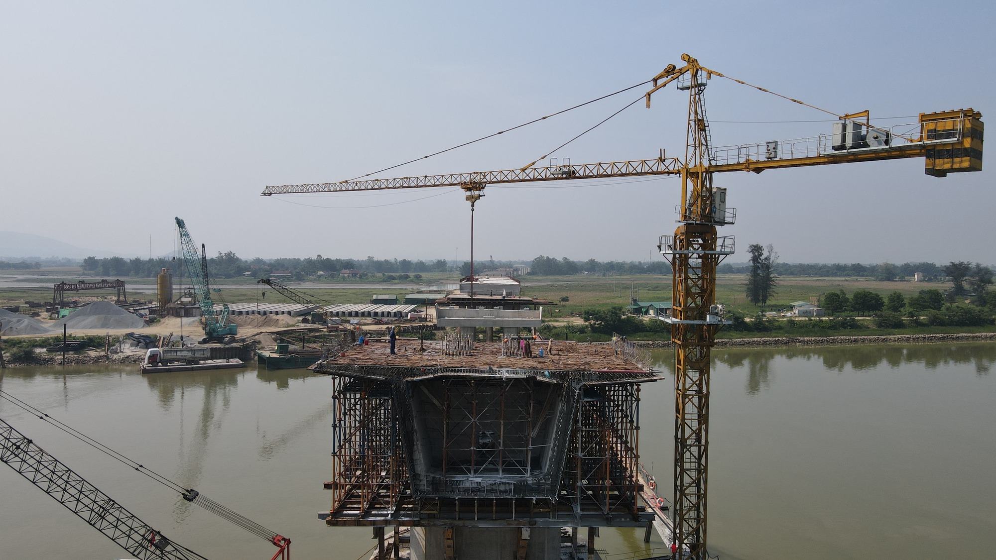 Cận cảnh cây cầu 1.200 tỉ vượt sông Lam trên dự án cao tốc Bắc - Nam - Ảnh 11.