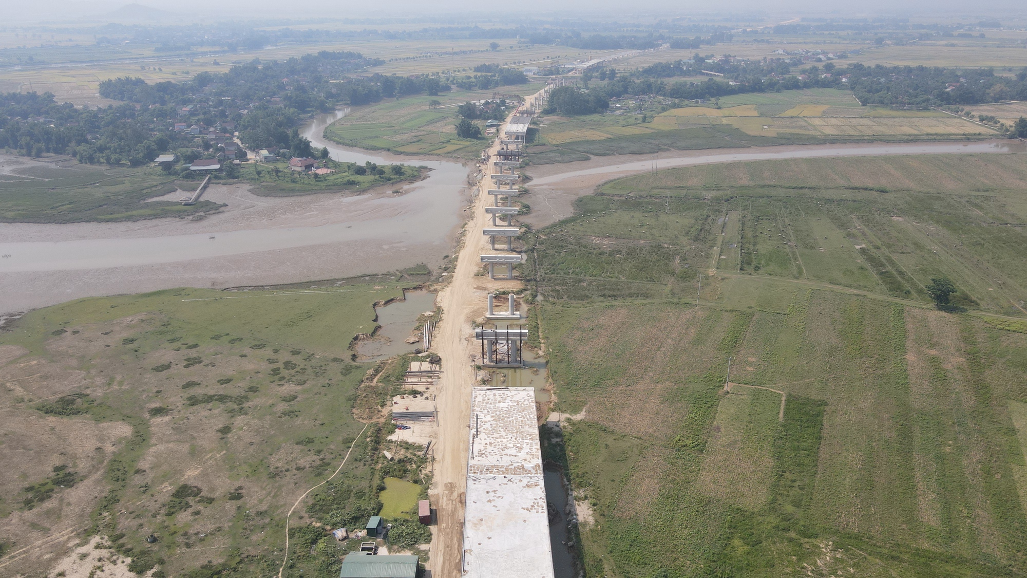 Cận cảnh cây cầu 1.200 tỉ vượt sông Lam trên dự án cao tốc Bắc - Nam - Ảnh 2.
