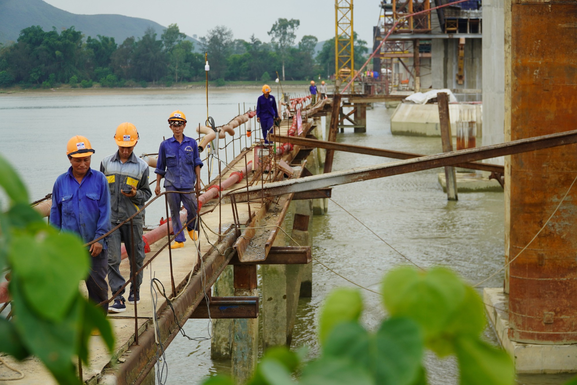 Cận cảnh cây cầu 1.200 tỉ vượt sông Lam trên dự án cao tốc Bắc - Nam - Ảnh 7.
