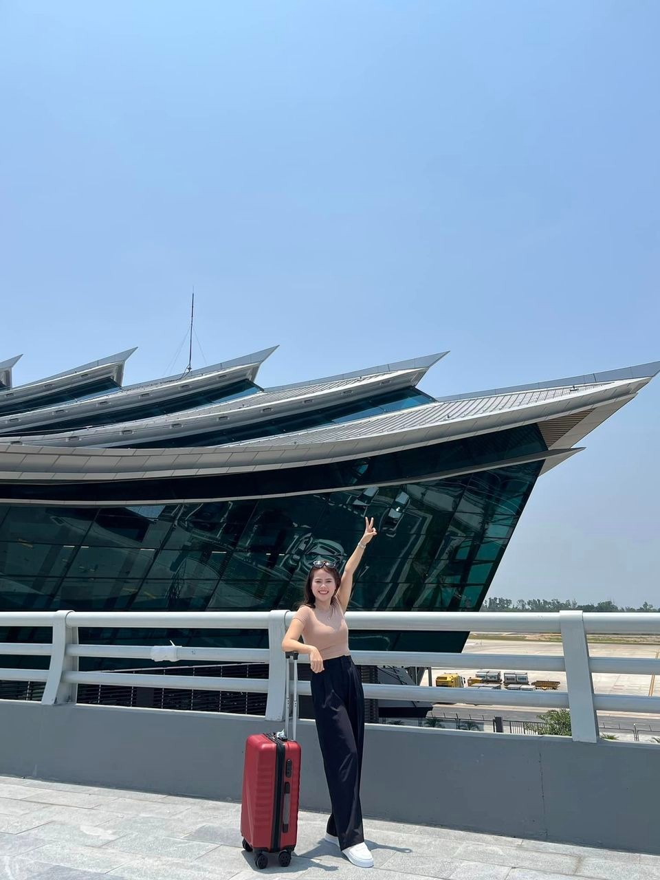 Giới trẻ rần rần check- in nhà ga T2 - Cảng hàng không quốc tế Phú Bài - Ảnh 2.