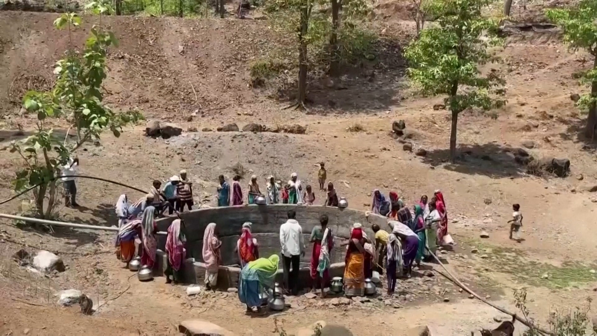 Dân làng Ấn Độ liều mạng lấy nước giếng - Ảnh 1.