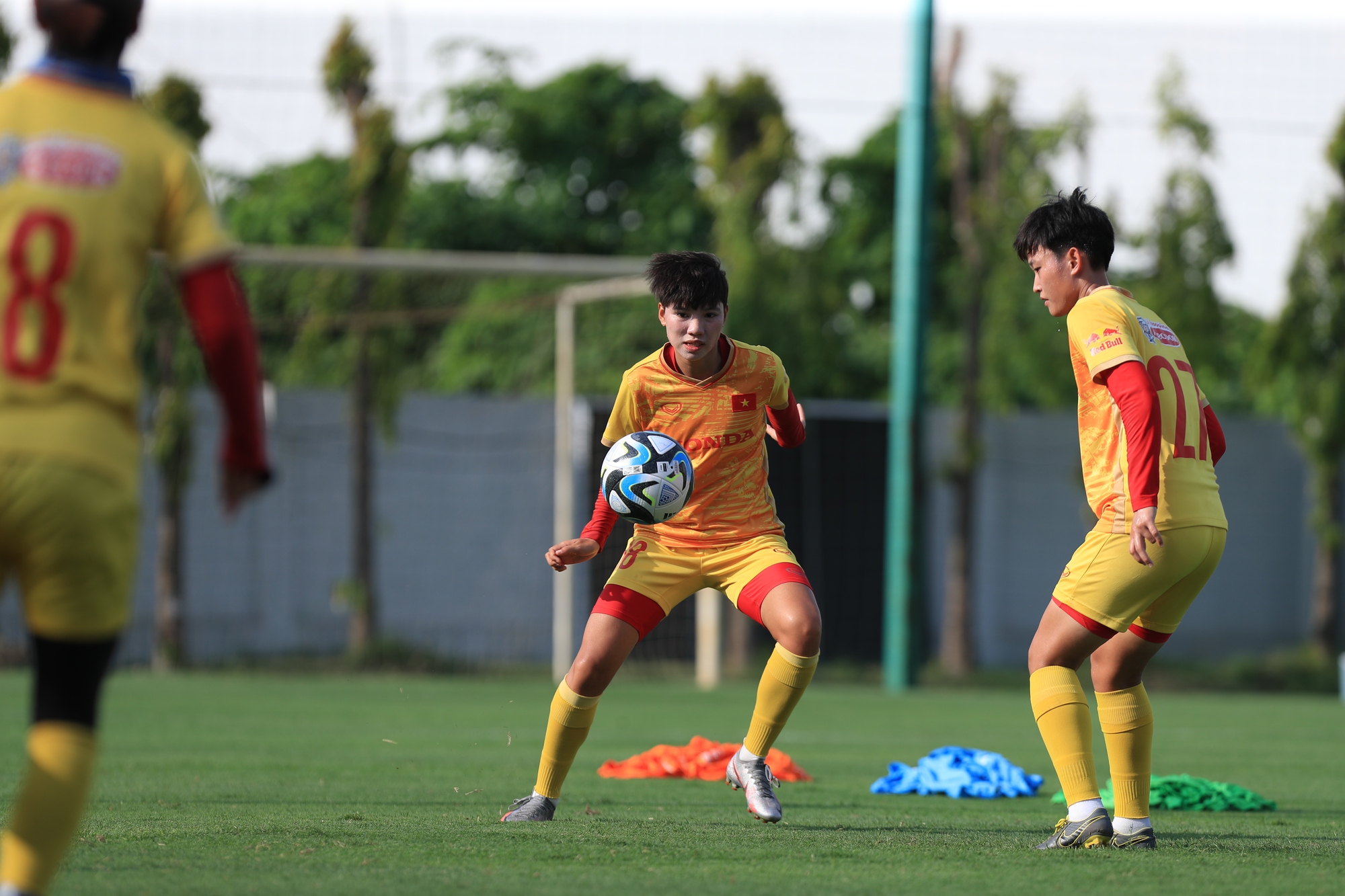 Đội tuyển nữ Việt Nam hào hứng tập luyện với trái bóng World Cup 2023 - Ảnh 4.