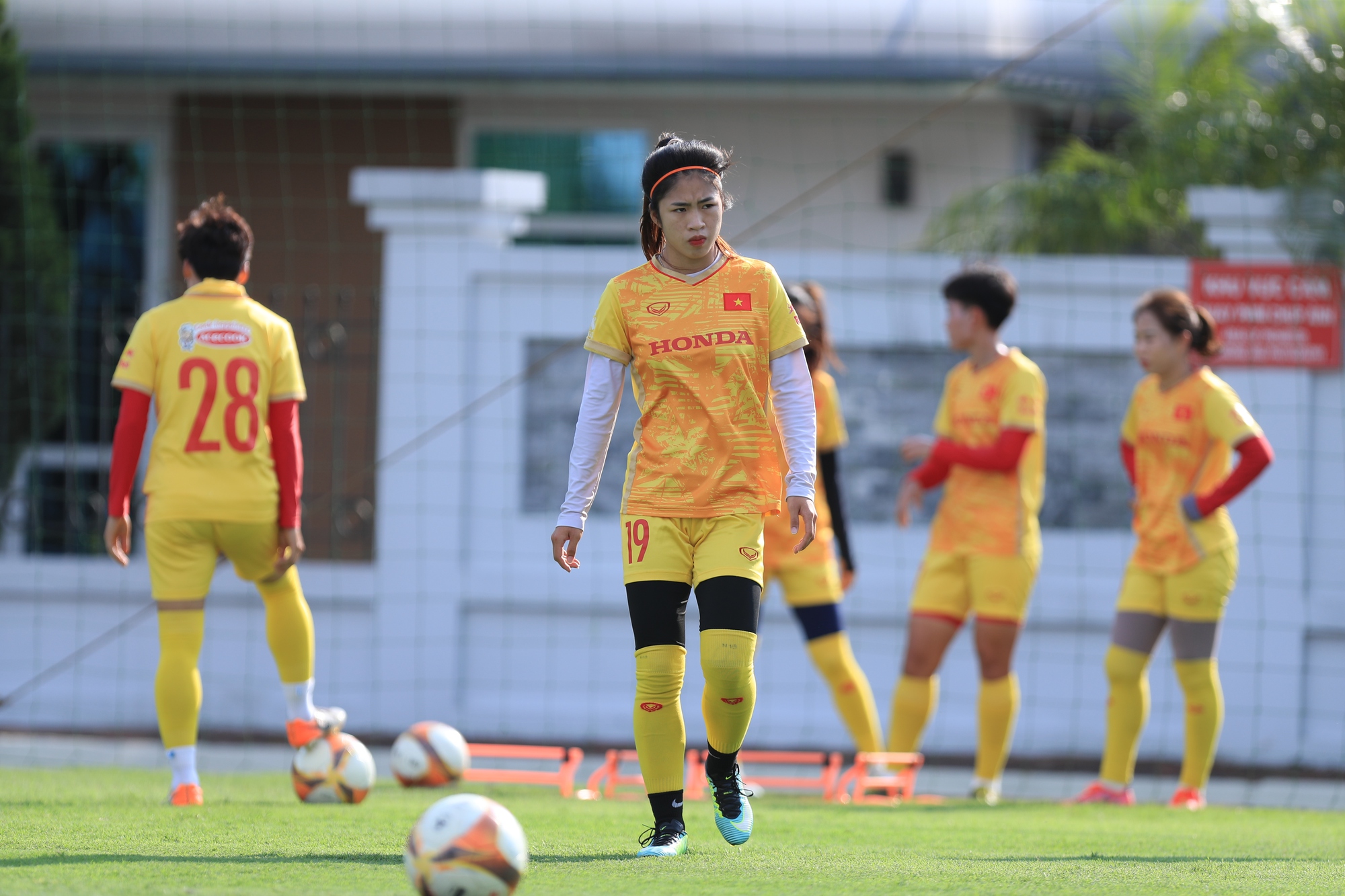 Đội tuyển nữ Việt Nam hào hứng tập luyện với trái bóng World Cup 2023 - Ảnh 8.