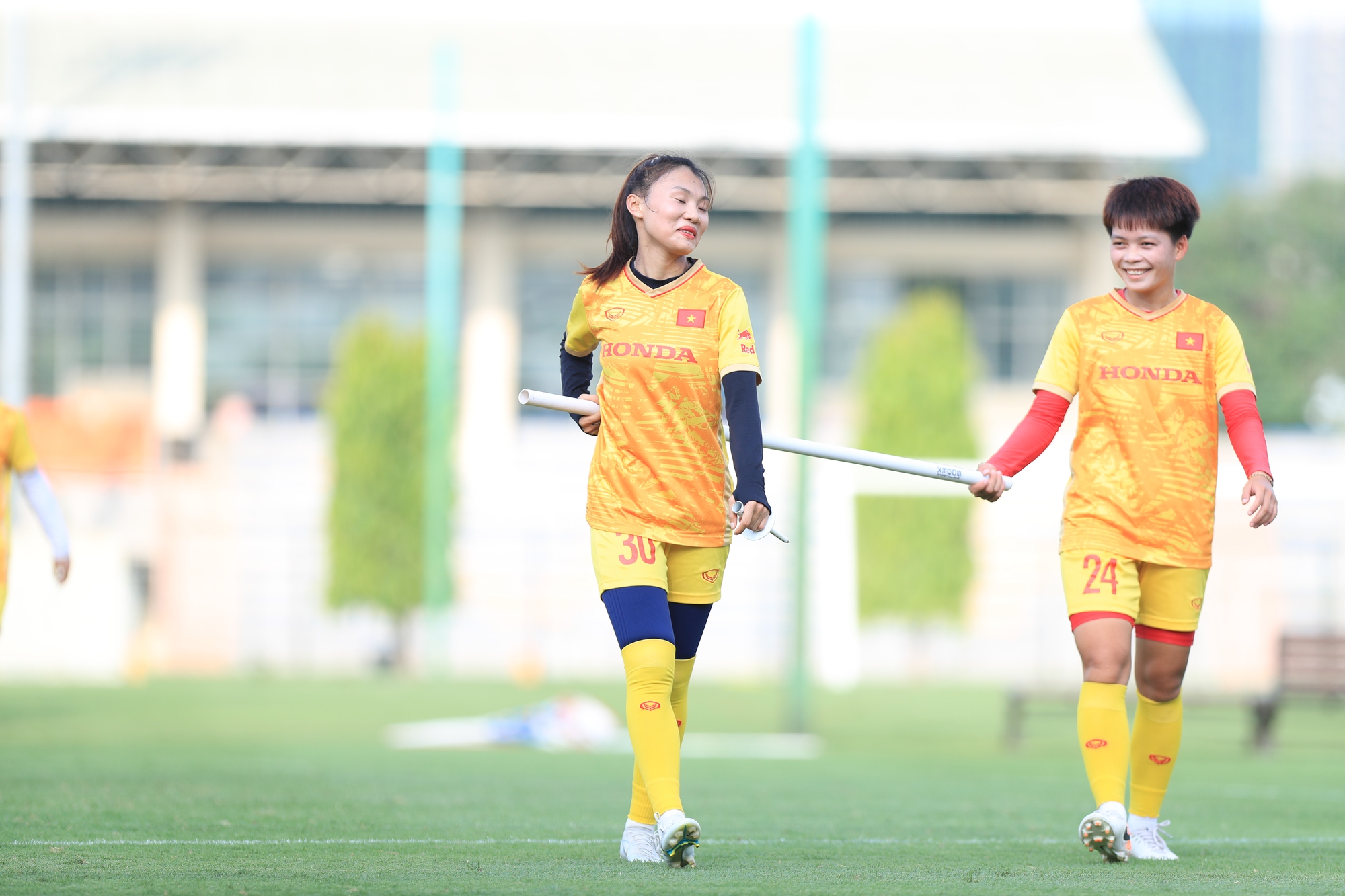 Đội tuyển nữ Việt Nam hào hứng tập luyện với trái bóng World Cup 2023 - Ảnh 10.