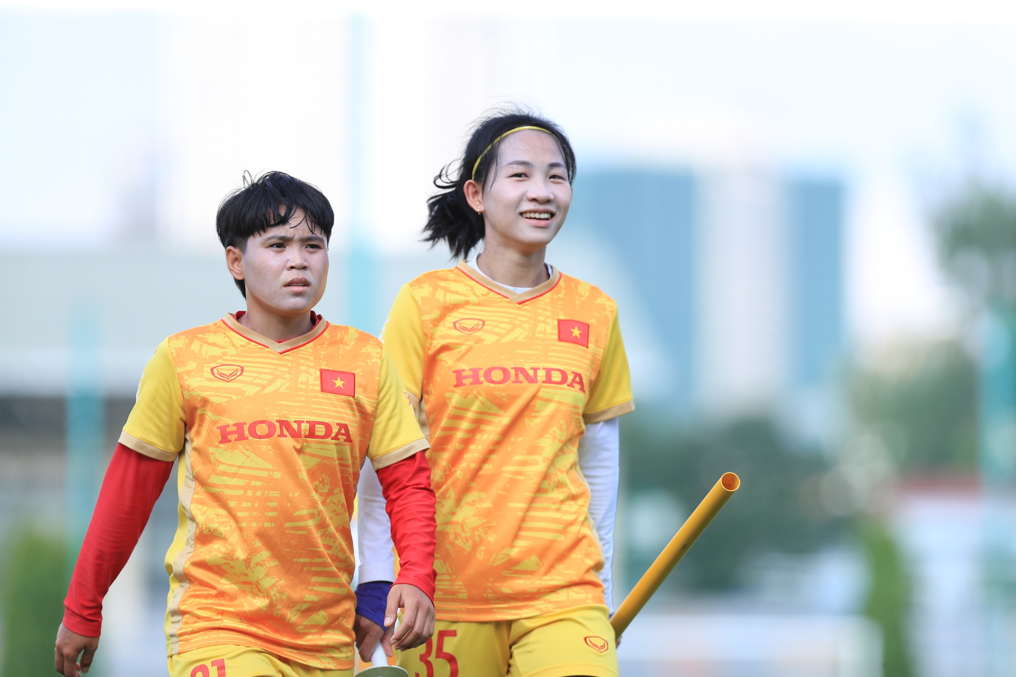 Đội tuyển nữ Việt Nam hào hứng tập luyện với trái bóng World Cup 2023 - Ảnh 9.