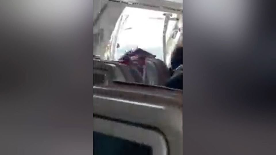 Rare story: Korean plane door opened in the air, 12 people injured - Photo 1. Chuyện hiếm: Cửa máy bay Hàn Quốc mở bung trên không, 12 người bị thương - Ảnh 1.