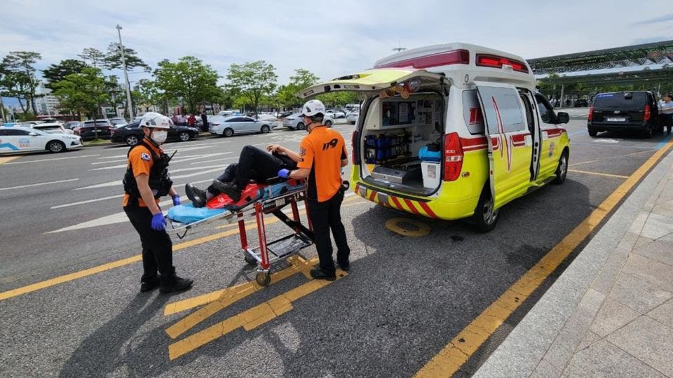 Rare story: Korean plane door opened in the air, 12 people injured - Photo 2. Chuyện hiếm: Cửa máy bay Hàn Quốc mở bung trên không, 12 người bị thương - Ảnh 2.
