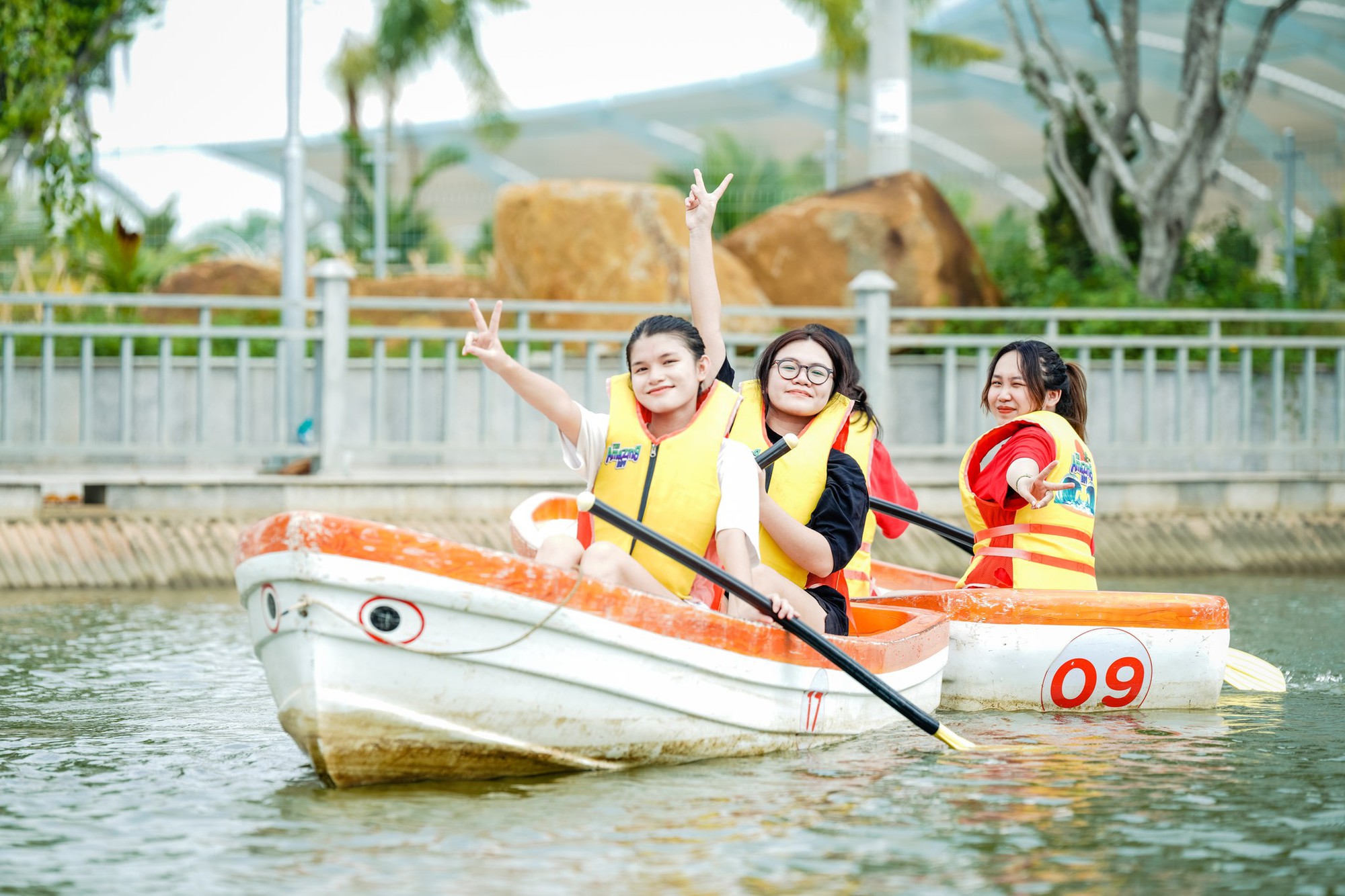 Học sinh Royal School đi siêu công viên nước, trải nghiệm cột sóng cao nhất Việt Nam - Ảnh 2.