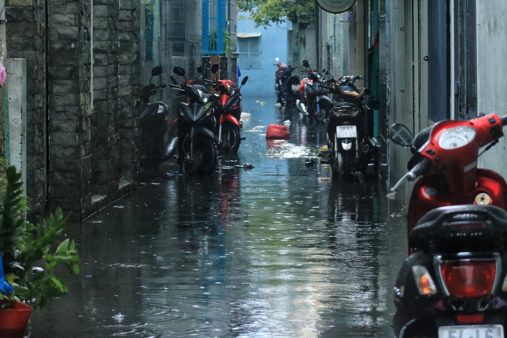 Chiều nay, mưa lớn xuất hiện ở TP.HCM: Đường, hẻm lênh láng, người dân lội nước - Ảnh 9.