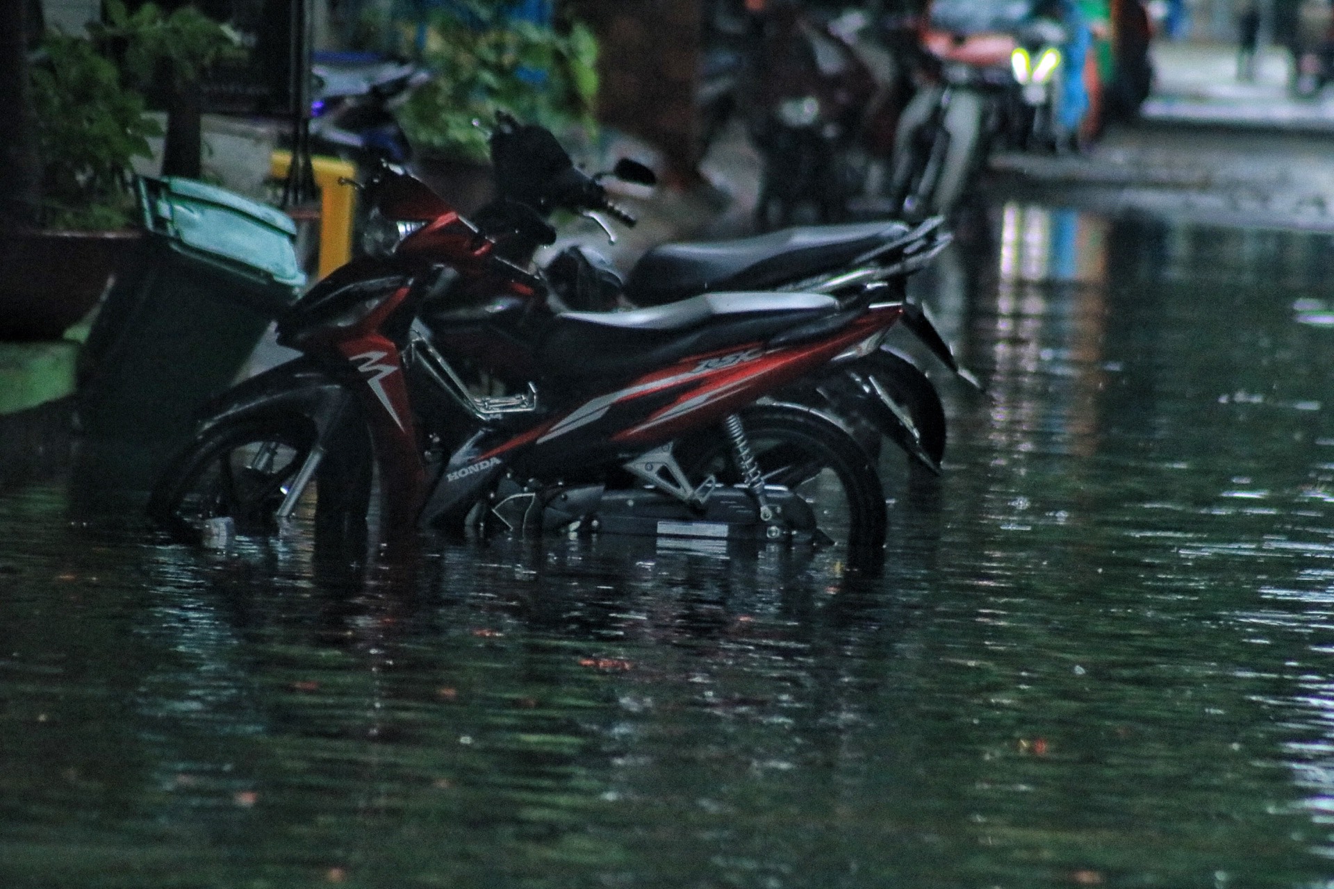 Chiều nay, mưa lớn xuất hiện ở TP.HCM: Đường, hẻm lênh láng, người dân lội nước - Ảnh 13.