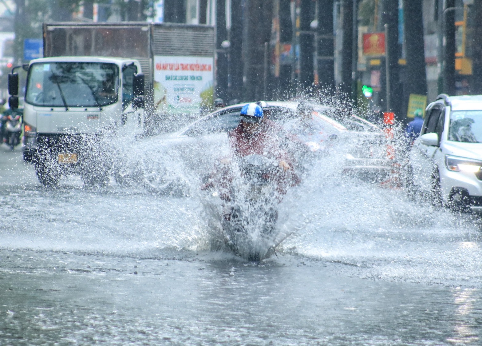 Chiều nay, mưa lớn xuất hiện ở TP.HCM: Đường, hẻm lênh láng, người dân lội nước - Ảnh 5.