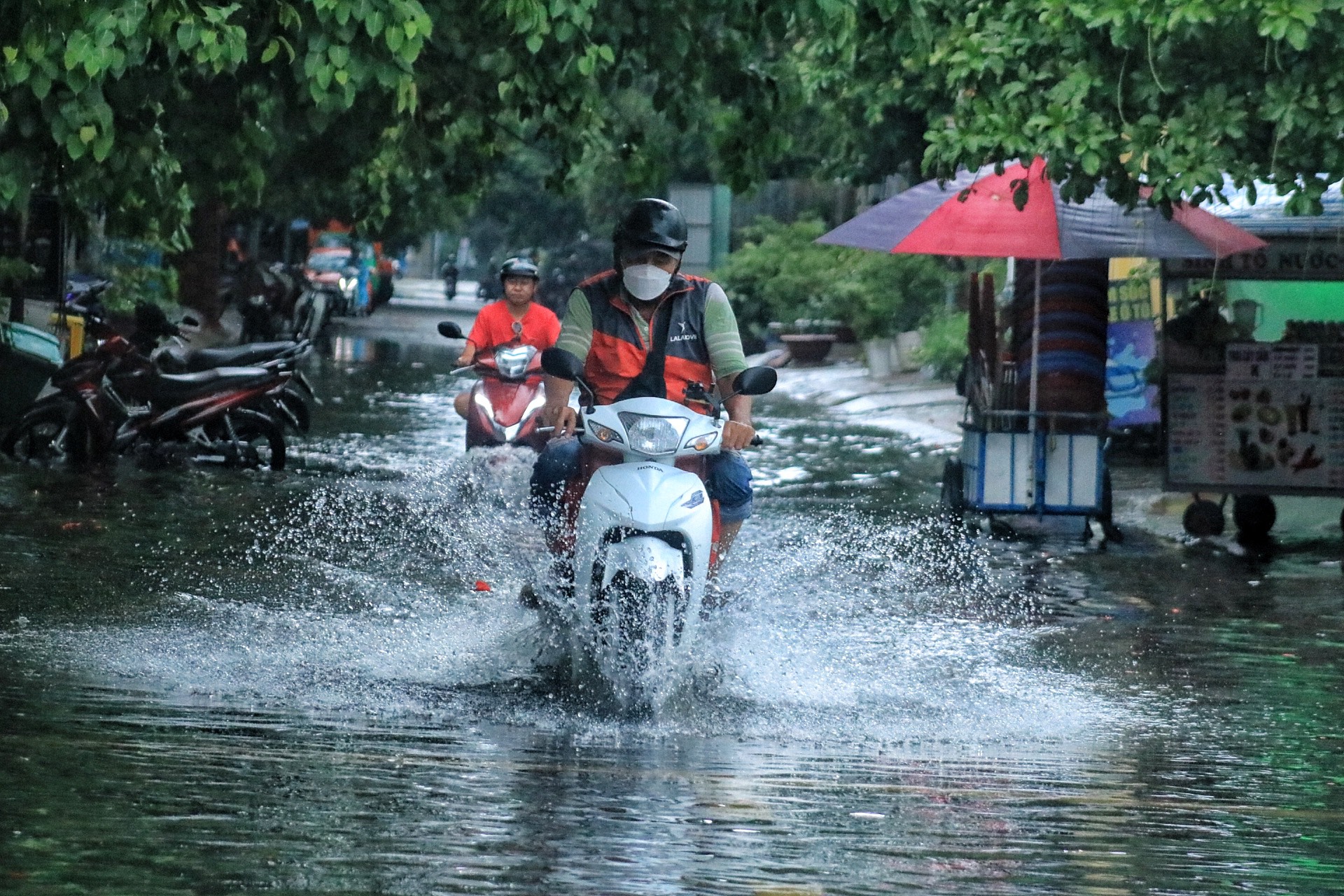 Chiều nay, mưa lớn xuất hiện ở TP.HCM: Đường, hẻm lênh láng, người dân lội nước - Ảnh 12.
