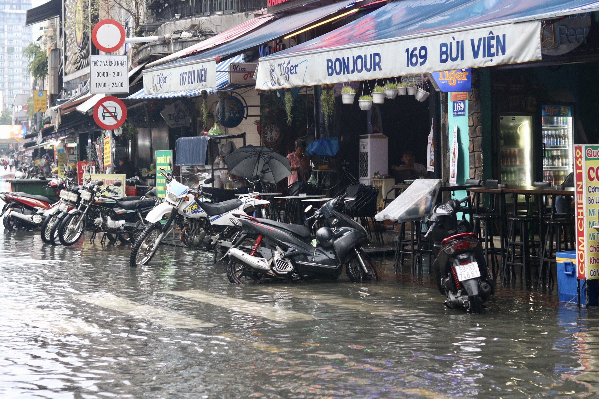 Chiều nay, mưa lớn xuất hiện ở TP.HCM: Đường, hẻm lênh láng, người dân lội nước - Ảnh 7.