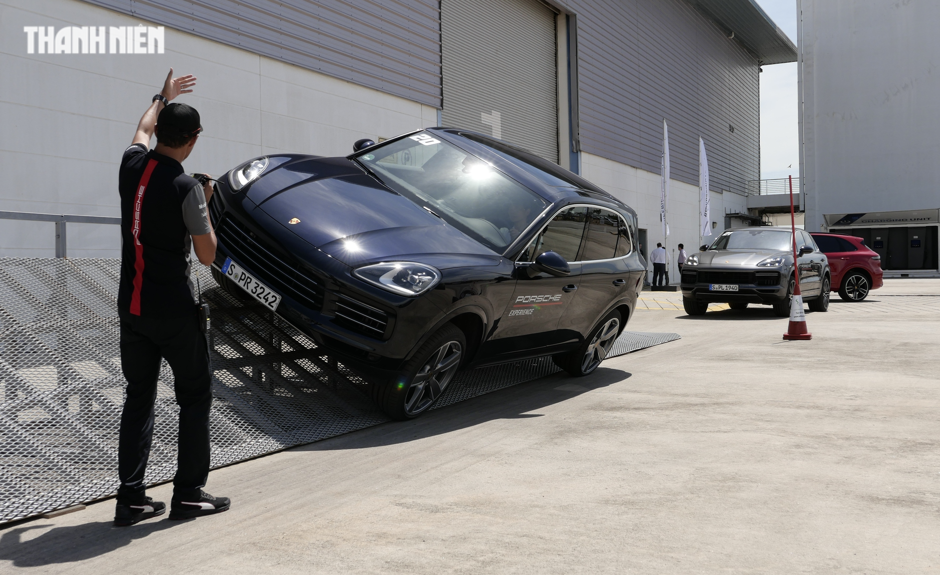 Porsche mang dàn xe sang trị giá triệu đô cho khách hàng luyện tay lái - Ảnh 8.