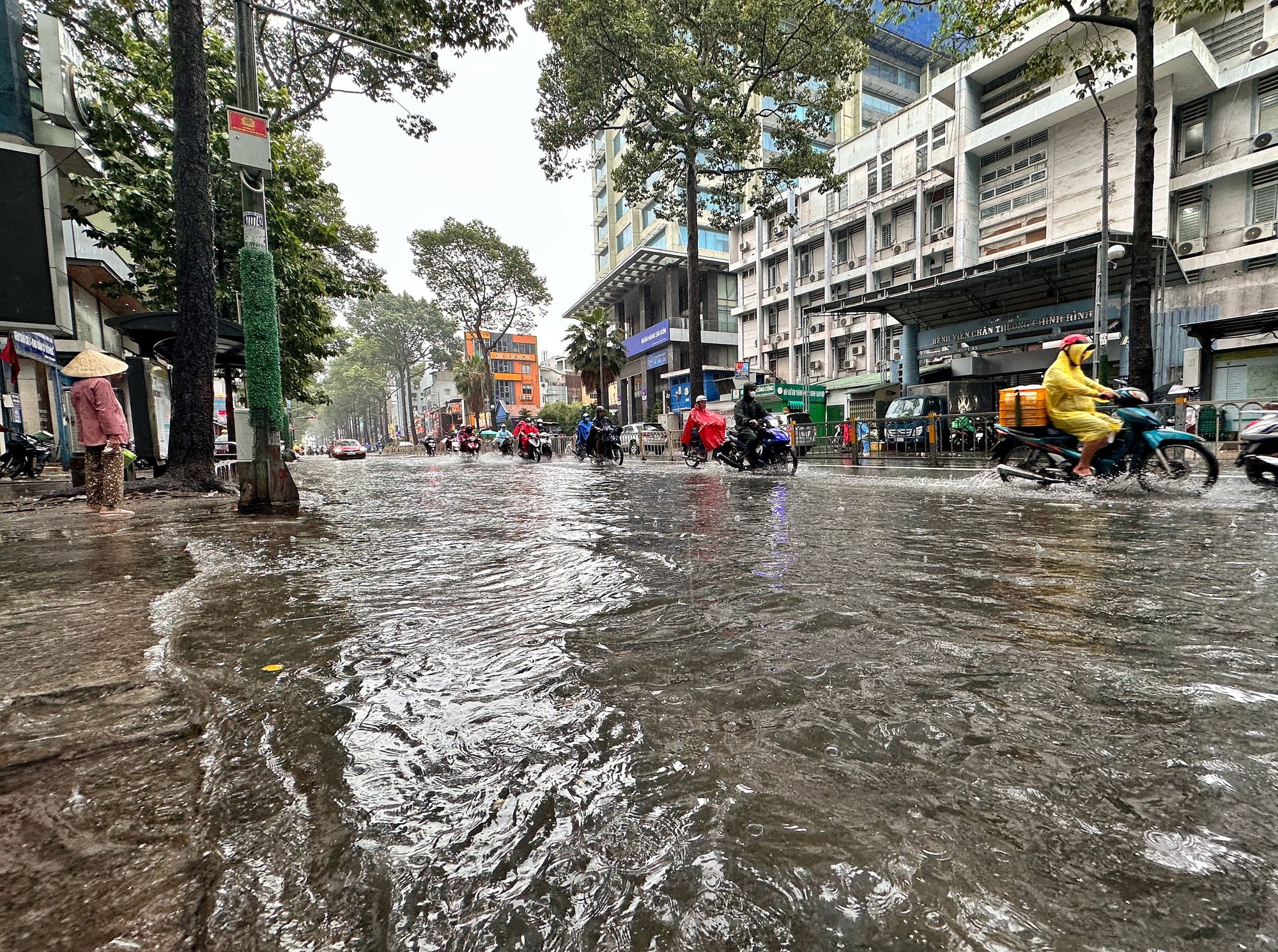 Chiều nay, mưa lớn xuất hiện ở TP.HCM: Đường, hẻm lênh láng, người dân lội nước - Ảnh 2.