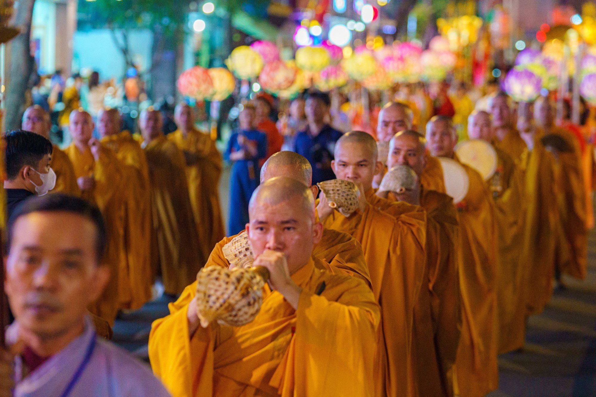 Người dân, Phật tử TP.HCM xuống đường dự lễ rước Đức Phật đản sinh  - Ảnh 2.