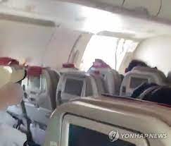 Mở cửa máy bay khi đang hạ cánh, 9 người nhập viện - Ảnh 1.