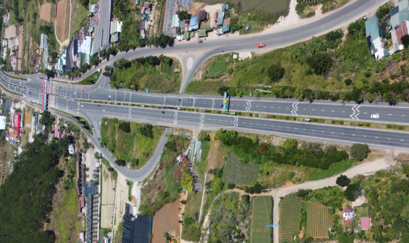 Lâm Đồng: Khẩn trương cắm mốc thực địa giải phóng mặt bằng 2 tuyến cao tốc - Ảnh 3. Lâm Đồng: Khẩn trương cắm mốc thực địa giải phóng mặt bằng 2 tuyến cao tốc - Ảnh 3.