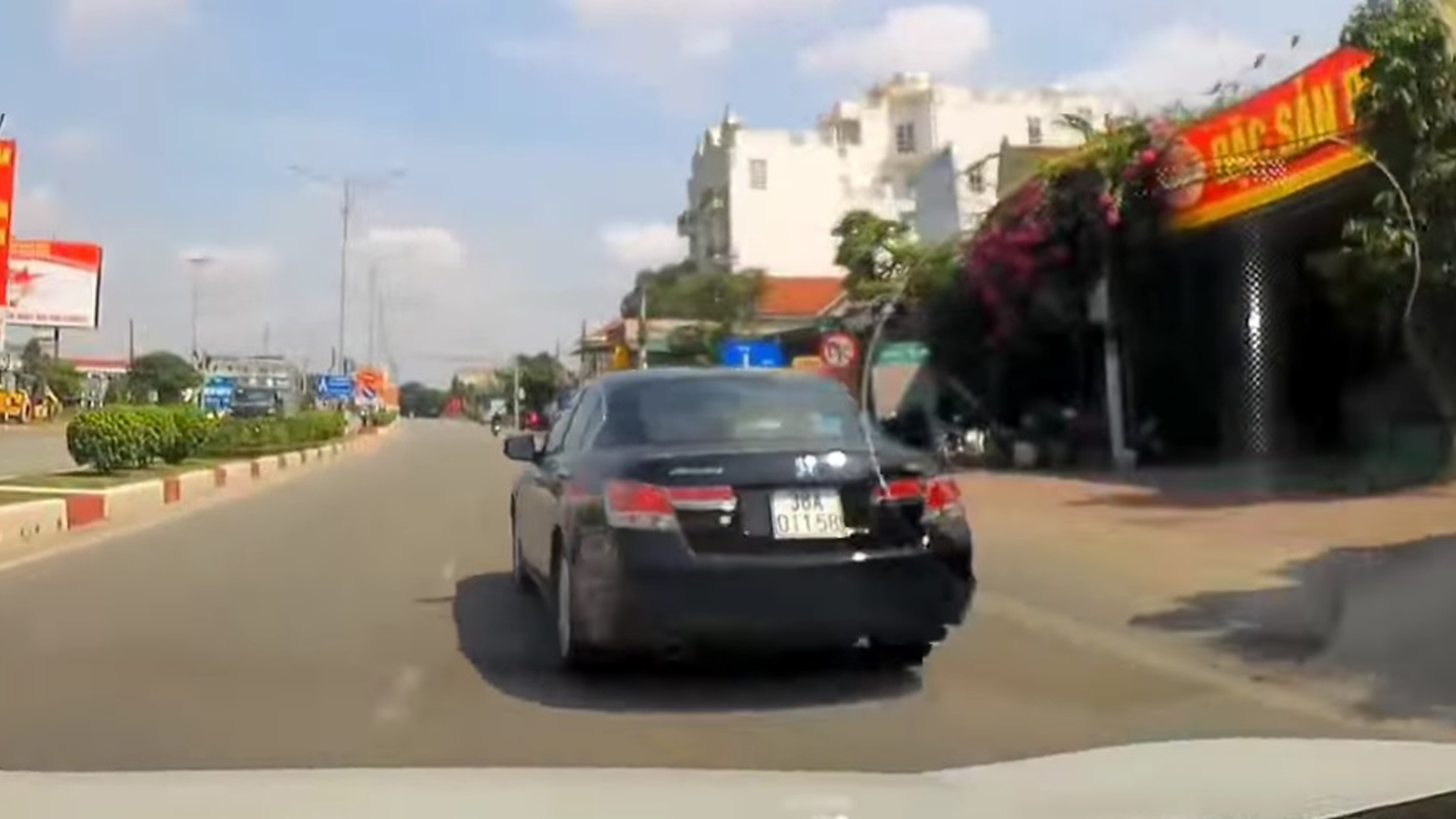 Ô tô Honda Accord chạy ‘như ăn cướp’, gây tai nạn trên quốc lộ rồi bỏ chạy - Ảnh 2. Ô tô Honda Accord chạy ‘như ăn cướp’, gây tai nạn trên quốc lộ rồi bỏ chạy - Ảnh 2.