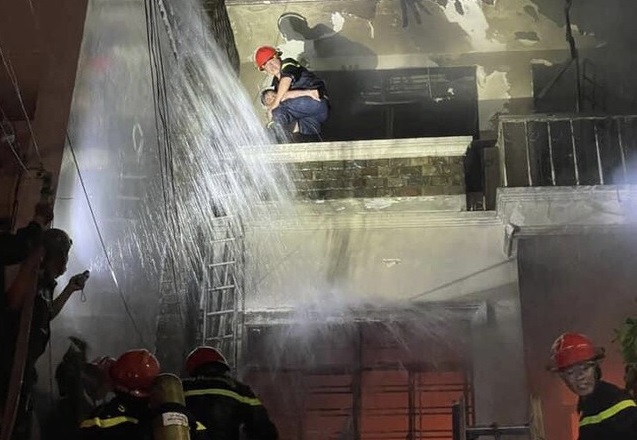 Vụ cháy nhà ở Tân Phú: Hai nạn nhân bỏng lửa từ 30%, bỏng hô hấp - Ảnh 1.