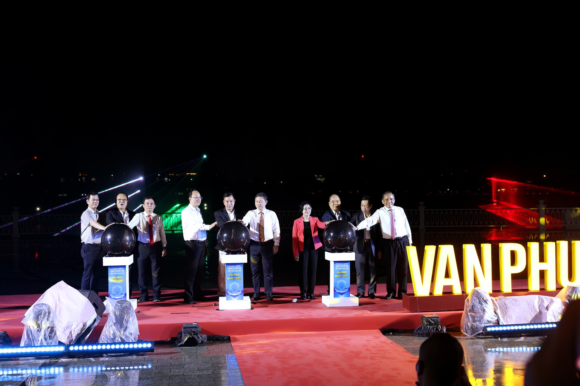 Van Phuc Group khánh thành nhạc nước và xác lập 2 kỷ lục Việt Nam - Ảnh 1. Van Phuc Group khánh thành nhạc nước và xác lập 2 kỷ lục Việt Nam - Ảnh 1.