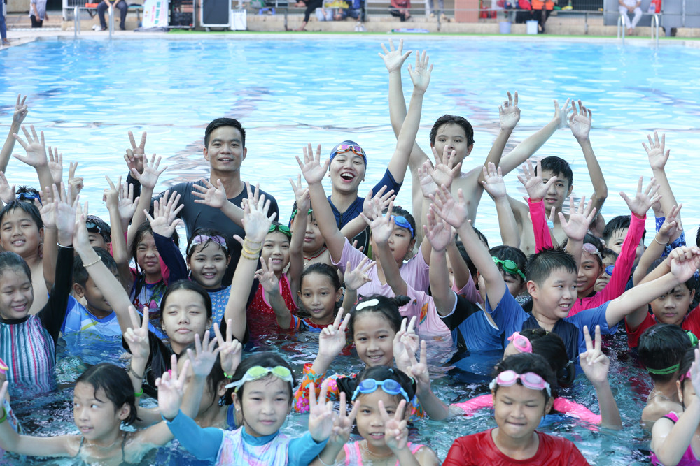 Ánh Viên chiếm trọn tình cảm của 100 thiếu nhi ở lớp dạy bơi miễn phí - Ảnh 10.