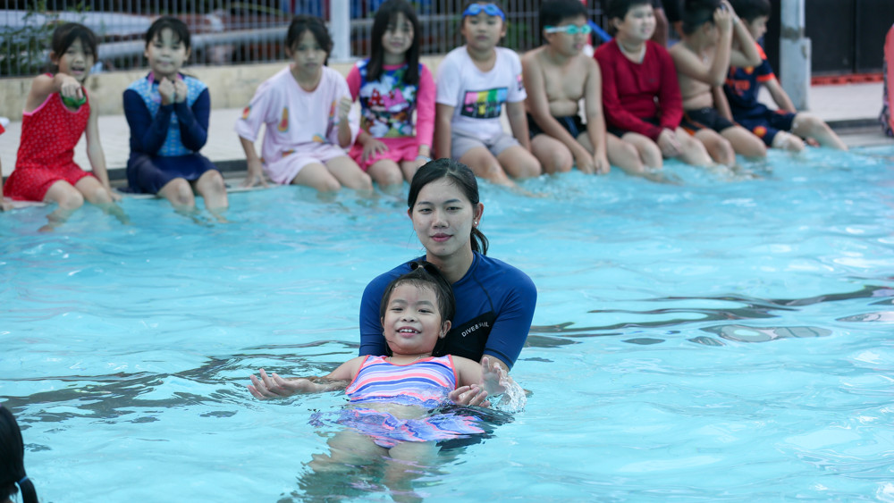 Ánh Viên chiếm trọn tình cảm của 100 thiếu nhi ở lớp dạy bơi miễn phí - Ảnh 5.