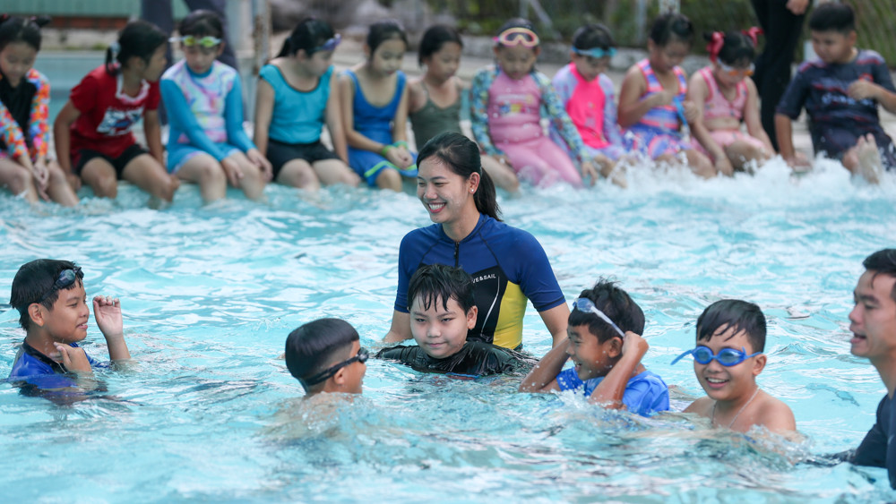Ánh Viên chiếm trọn tình cảm của 100 thiếu nhi ở lớp dạy bơi miễn phí - Ảnh 3.
