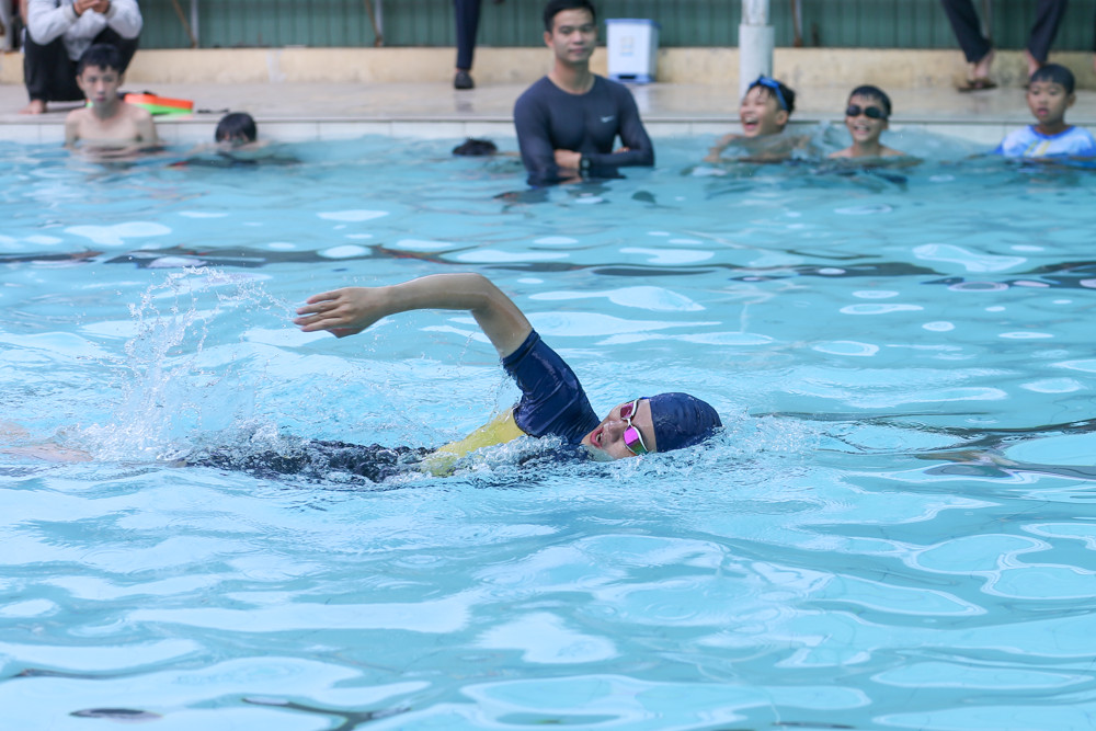 Ánh Viên chiếm trọn tình cảm của 100 thiếu nhi ở lớp dạy bơi miễn phí - Ảnh 8.