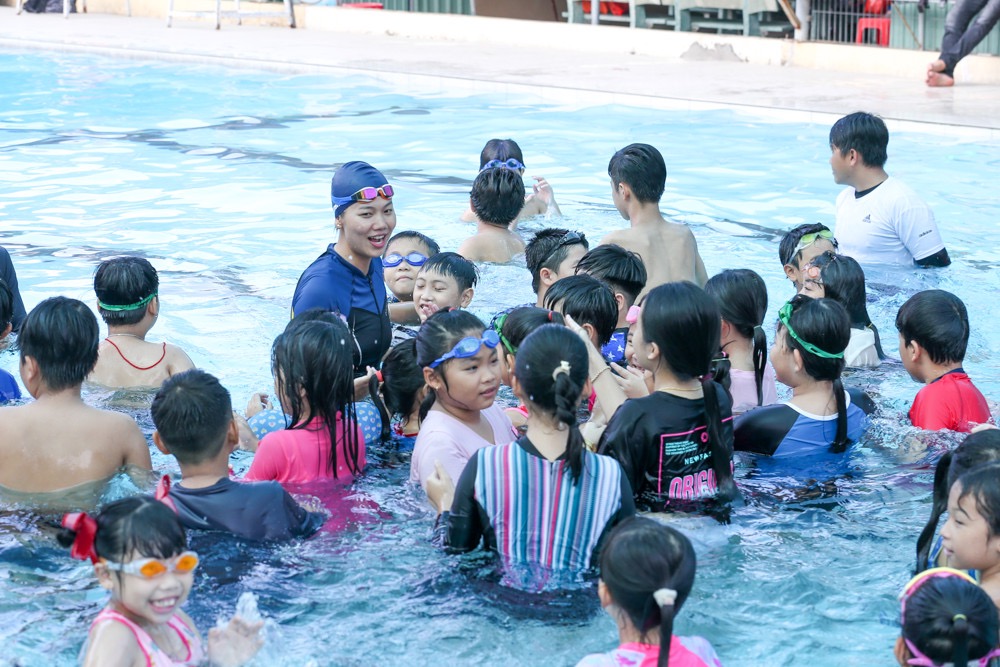 Không ngại đường xa, Ánh Viên dạy bơi miễn phí cho trẻ em ở huyện Bình Chánh - Ảnh 6.