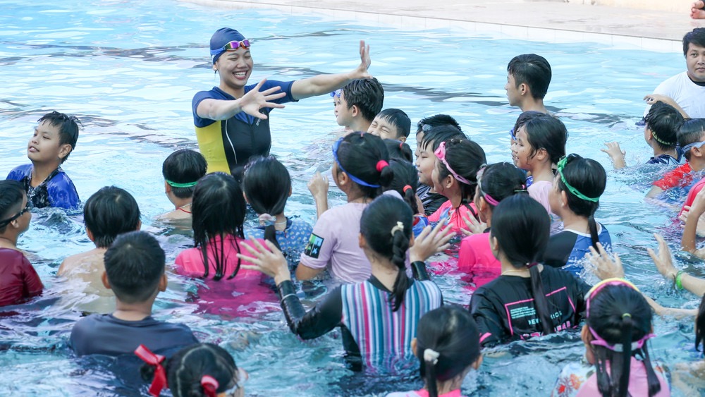 Không ngại đường xa, Ánh Viên dạy bơi miễn phí cho trẻ em ở huyện Bình Chánh - Ảnh 3.