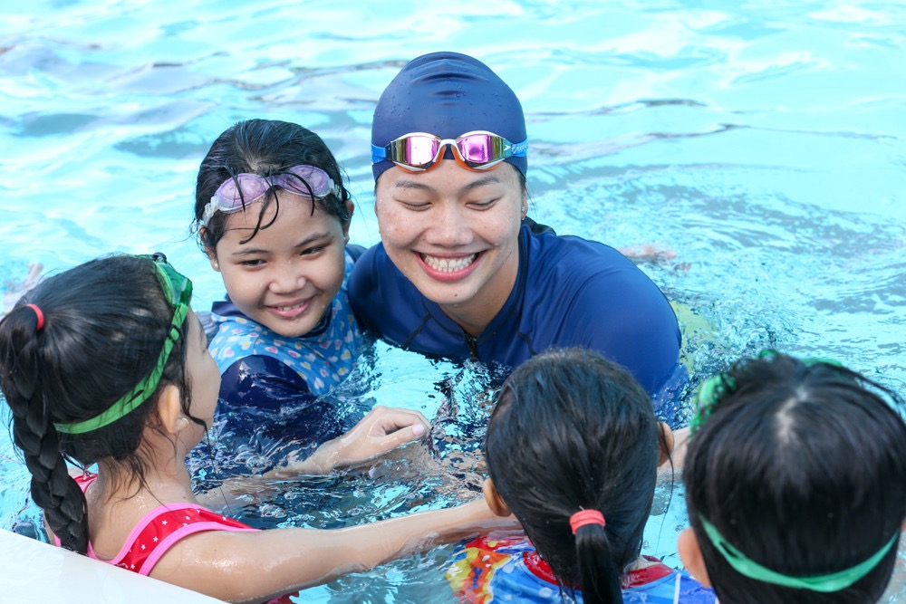 Không ngại đường xa, Ánh Viên dạy bơi miễn phí cho trẻ em ở huyện Bình Chánh - Ảnh 1.