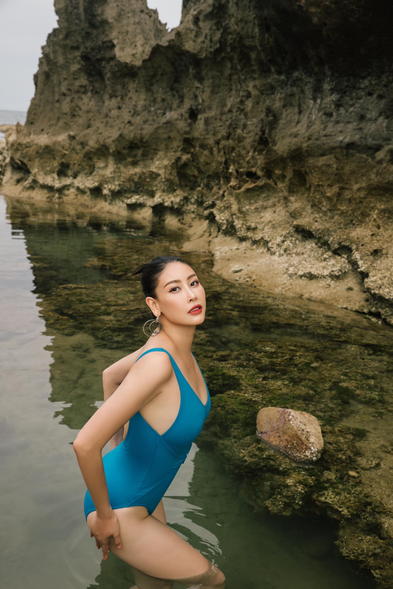 Hoa hậu Hà Kiều Anh diện áo tắm khoe dáng ở tuổi 47 - Ảnh 1.
